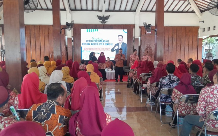 Peserta tampak antusias mengikuti sosialisasi JKN KIS bersama Edy Wuryanto anggota DPR RI Komisi IX .
