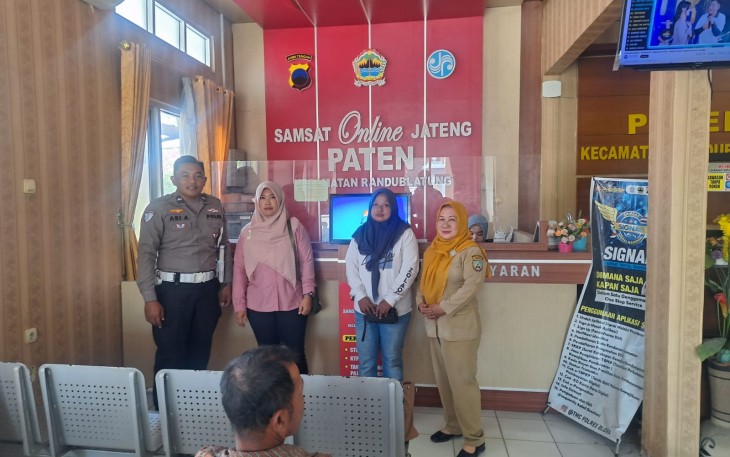 Petugas Samsat Paten sedang foto bersama dengan wajib pajak di Kecamatan Randublatung Kabupaten Blora.