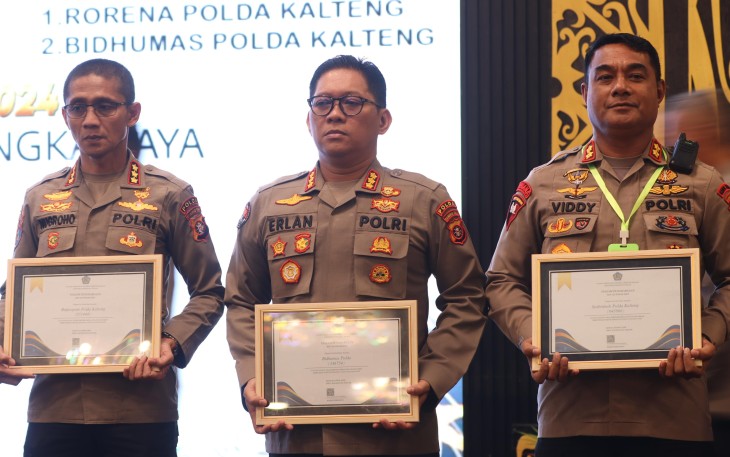 Bidhumas Polda Kalteng saat Raih Penghargaan IKPA dari DJPb