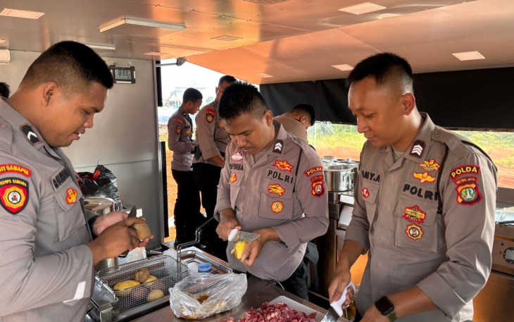 Dapur Lapangan untuk Bantu Pengungsi Kebakaran di Kapuk Muara