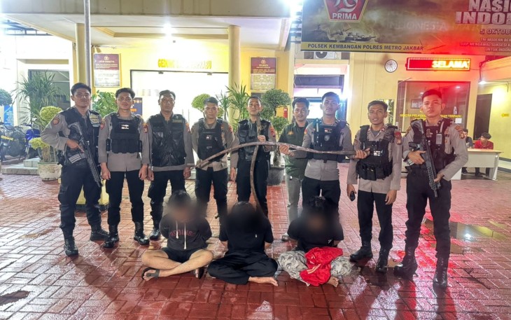 Polres Metro Jakarta Barat saat Amankan Tiga Pemuda dengan Celurit dan Miras di Kembangan