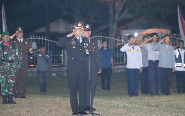 Kapolres Aceh Singkil, AKBP Joko Triyono, S.I.K., M.H., saat memimpin upacara kehormatan dan renungan suci HUT ke-80 RI, di taman makam pahlawan daerah setempat, Sabtu malam (16/8/2025).