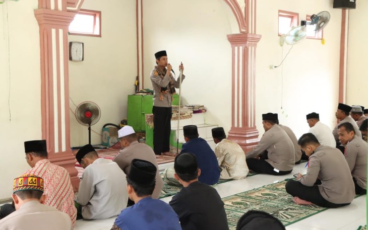 Kapolres Aceh Singkil AKBP Joko Triyono, S.I.K., M.H., saat Shalat Jum'at Ke Masjid Al-Amin