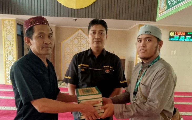 Polres Metro Jakarta Barat menunjukkan kepedulian terhadap umat dengan menyalurkan wakaf Al-Qur'an melalui pengurus DKM Masjid Jami Al-Istiqomah, Selasa (4/3/2025)