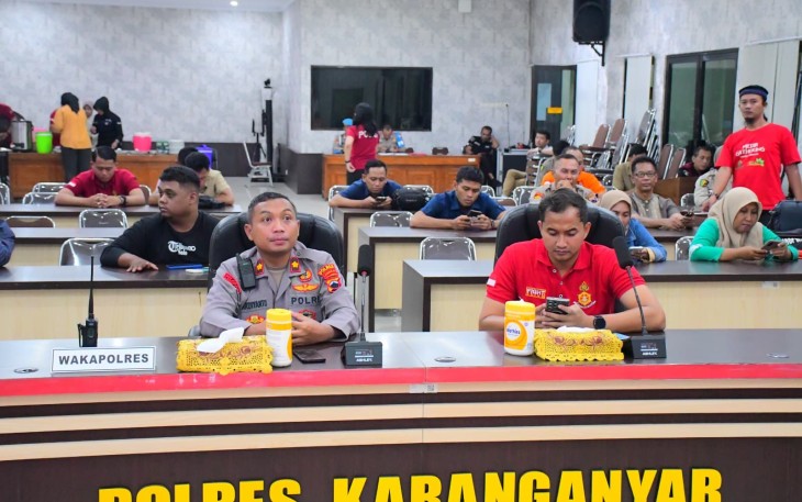 Polres Karanganyar dan wartawan buka puasa bersama dan zoom meeting dengan Kapolri Jenderal Listyo Sigit Prabowo, Kamis (1232025), di Aula Wira Pratama Polres Karanganyar.
