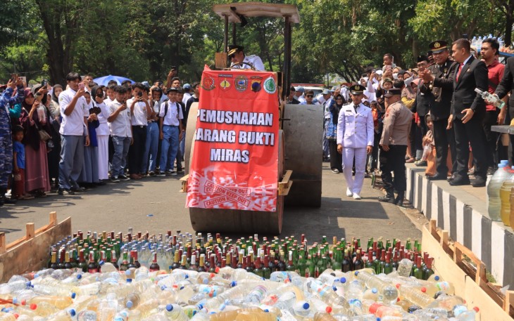 Pemusnahan ribuan botol miras usai upacara peringatan HUT RI ke-80, Minggu (17/8/2025), di Alun-Alun Karanganyar.