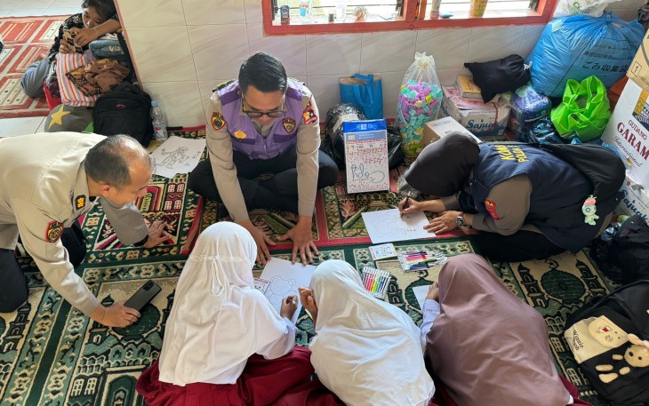 Tim gabungan Polri saat lakukan pemulihan psikologis bagi penyintas bencana dan personel tanggap darurat di Posko Bencana Nagari Pasie Laweh serta Korong Tanah Taban, pada Rabu, 10 Desember 2025.