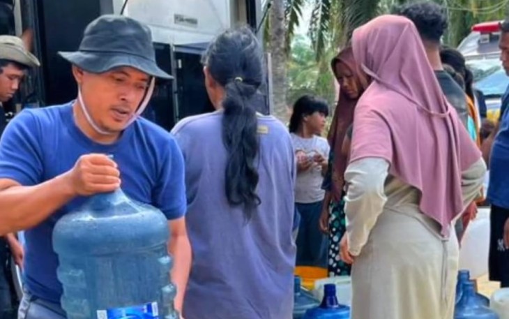 Polri telah mengerahkan total 21 unit sarana kemanusiaan untuk memastikan kebutuhan air minum dan sanitasi masyarakat terpenuhi di tengah keterbatasan pascabencana.