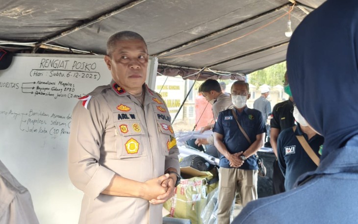 Tim Kesehatan Pusdokkes Polri bersama tim medis Biddokkes Polda Jambi dan RS Bhayangkara Jambi tiba di Pos Bencana depan Mako Polres Aceh Tamiang.