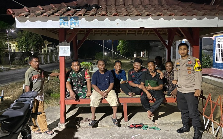 Polsek Belitang III saat Cek dan Sambangi Poskamling Untuk Tingkatkan Keamanan Lingkungan