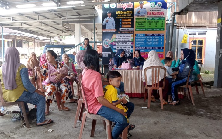  Pemdes Pagar Agung saat adakan Posyandu Rutin
