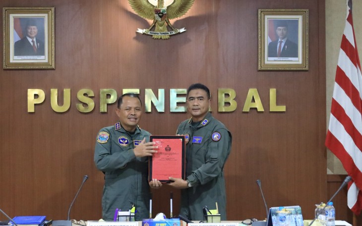 Memorandum Sertijab Danpuspenerbal dari Laksda TNI Sisyani Jaffar kepada Laksma TNl Bayu Alisyahbana di Rupat R. Kasenda Mako Puspenerbal, Rabu Juanda, (7/5//2025).