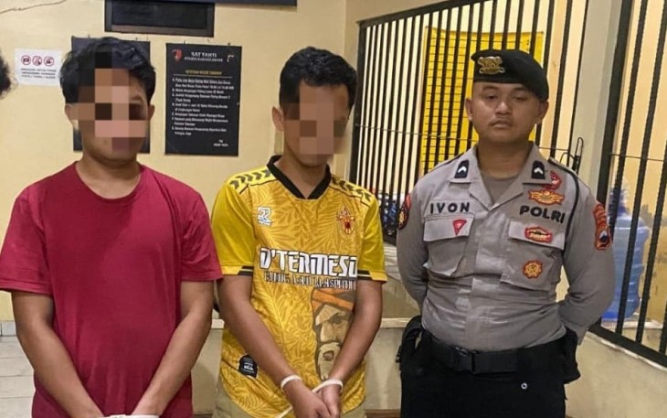 RP alias Boy (23), dan AP alias Mento (24), tersangka kasus penyalahgunaan narkotika dan psikotropika, saat diamankan petugas di Mapolres Karanganyar.