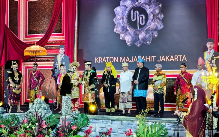 Penobatan Pangeran Cevi Yusuf Isnendar sebagai Raja Budaya Banjar Kalimantan di Kraton Majapahit Jakarta, Selasa (6/5/25).