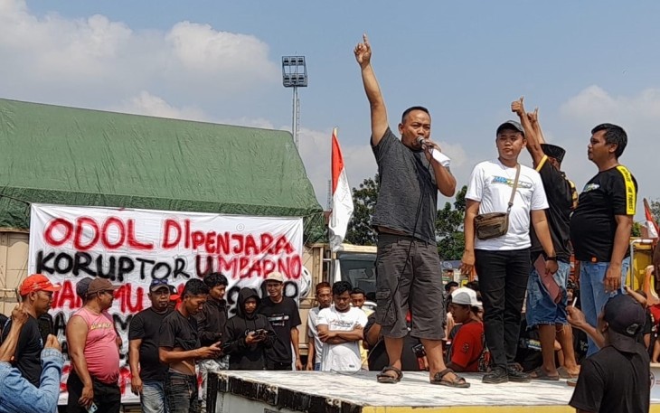 Ratusan sopir truk di Blora unjuk rasa memprotes kebijakan ODOL yang dinilai merugikan sopir.