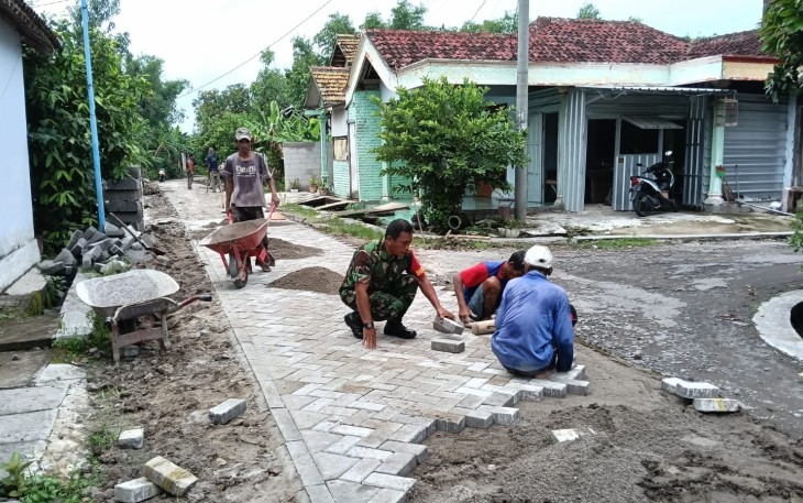 Gotong Royong Pasang Paving Jalan Lingkungan