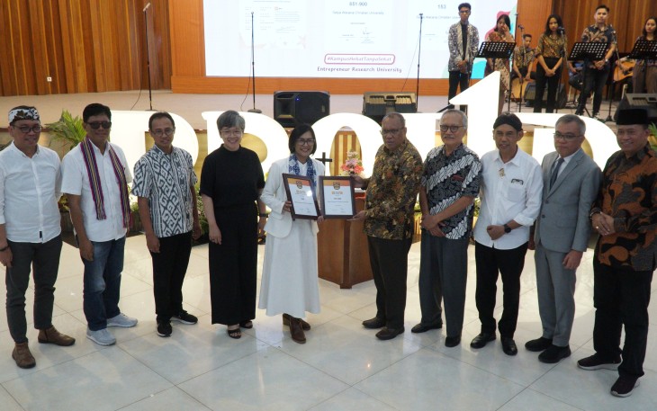 Rektor UKSW menyerahkan piagarm QS World University Ranking (WUR) Asia 2025 kepada Pembina YPTKSW. Saat ini UKSW juga dinobatkan masuk dalam jajaran 10 PTS terbaik se-Indonesia versi Webometric