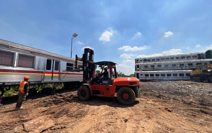 KAI Logistik Tangani Pemindahan dan Penataan 40 KRL Afkir ke TPSSK Pasirbungur