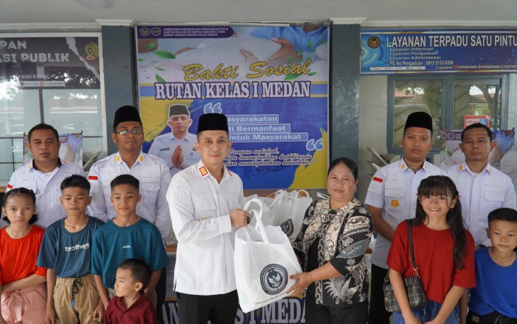 Pemberian sembako kepada keluarga warga binaan kurang mampu dan anak-anak yatim dari panti asuhan. Kamis (26/6).