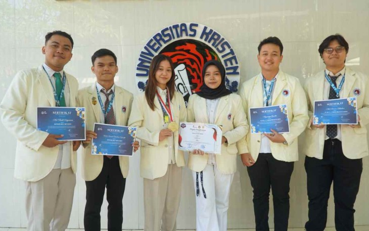 Salah satu prestasi mahasiswa yang menghanterkan Univeristas Kristen Satya Wacana (UKSW) meraih peringkat tiga versi Pusat Prestasi Nasional (Puspresnas)