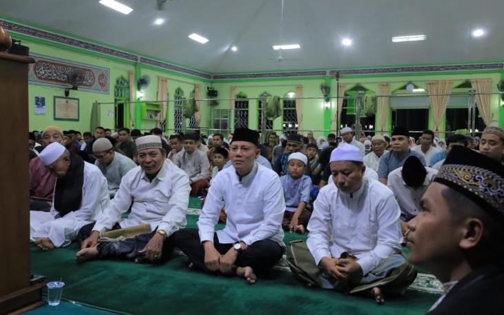Bupati Sabar AS saat salat Tarawih Perdana di Lubuk Sikaping