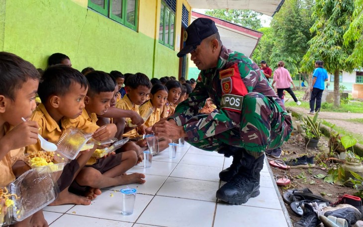 Satgas Pos Maubusa saat Bagikan Bekal Gratis kepada Siswa SDK Wesoer