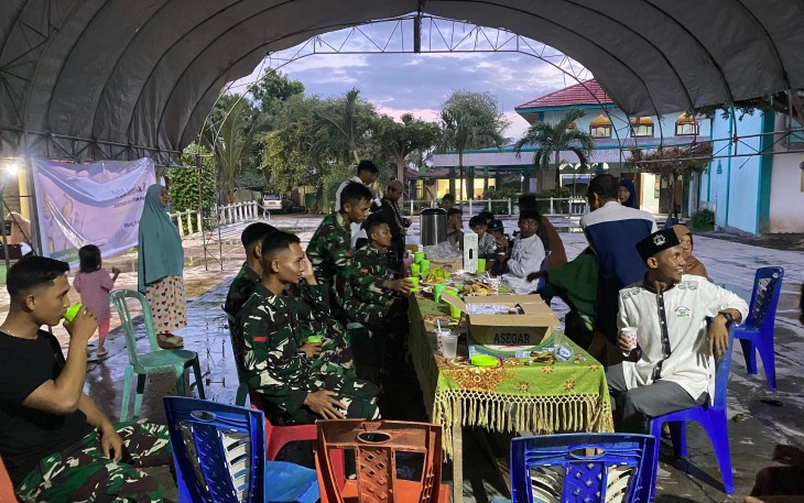 Satgas TMMD Ke-123 Kodim 1310Bitung saat menggelar buka puasa bersama pengurus dan santri serta anak-anak panti asuhan Al-mutahdien Hidayatullah