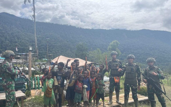 Prajurit TNI saat Warnai Hari Anak-anak Kampung Dambet