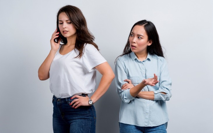 Dua perempuan yang sedang bertengkar. Photo by Freepik