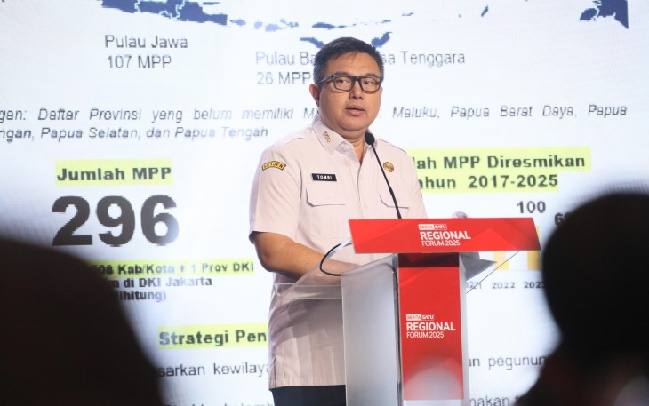 Sekjen Kemendagri Tomsi Tohir saat sebagai Keynote Speaker pada BeritaSatu Regional Forum 2025 bertema “Empowering Regions, from Local to Global” yang digelar oleh B-Universe di Hotel Mulia, Senayan, Jakarta, Rabu (10/12/2025).