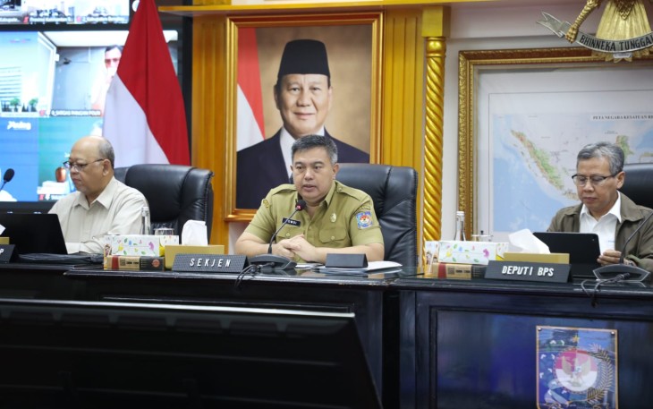 Sekjen Kemendagri Tomsi Tohir saat memimpin Rapat Koordinasi (Rakor) Pengendalian Inflasi Daerah di Ruang Sidang Utama (RSU) Kantor Pusat Kemendagri, Jakarta, Selasa (19/8/2025).