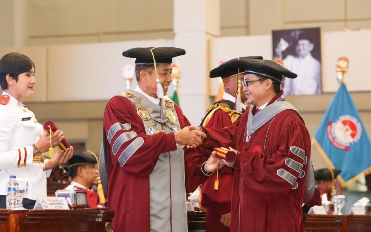 Sekjen PKB , M. Hasanuddin Wahid, resmi memungkasi jenjang pendidikan doktoralnya di Universitas Pertahanan (Unhan) Republik Indonesia.