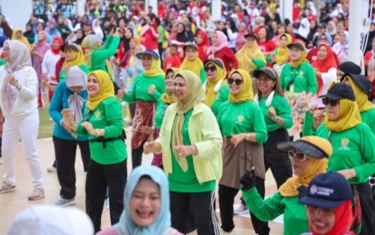 Ketua BKOW Kepri Nenny Dwiyana Nyanyang bersama Ketua TP PKK Kepri Dewi Kumalasari Ansar Bersama ribuan warga  mengikuti senam jantung sehat 