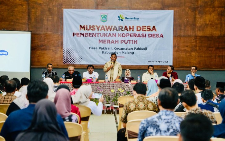 Seskemenkop Ahmad Zabadi saat kunjungan kerja ke Kabupaten Malang dalam rangka menghadiri pelaksanaan Musyawarah Desa (Musdes) Pembentukan Kopdes Merah Putih di Desa Ngawonggo, Kecamatan Tajinan, Kabupaten Malang, Sabtu (19/4).
