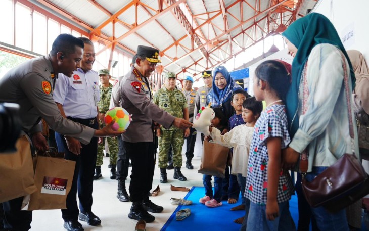 Kapolri saat meninjau langsung Posko Kesehatan Polri dan sejumlah fasilitas pelayanan publik yang tersedia Stasiun Semarang Tawang, Minggu (21/12/2025).
