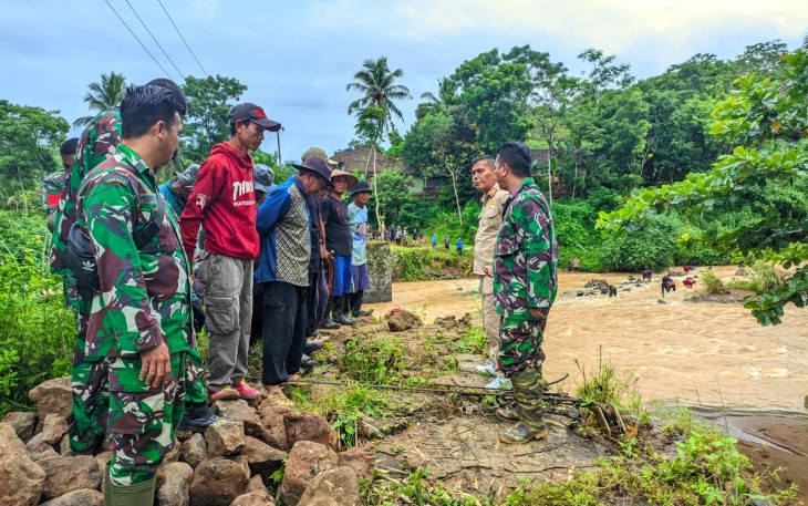 TNI–Rakyat Bersinergi Bangun Jembatan Gantung Penghubung Dua Kecamatan di Sukabumi