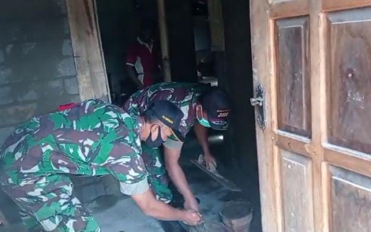 Babinsa Koramil 0801/05 Nawangan Bantu Renovasi Rumah Warga