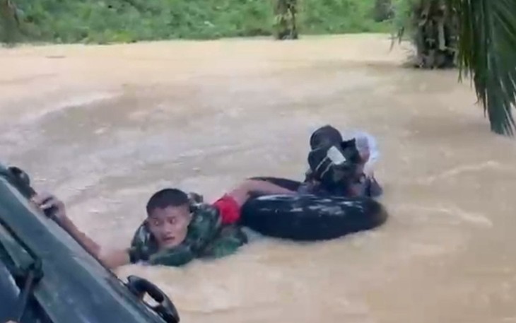 Personel TNI AL saat Selamatkan Warga Terdampak Banjir Bandang di Sumut