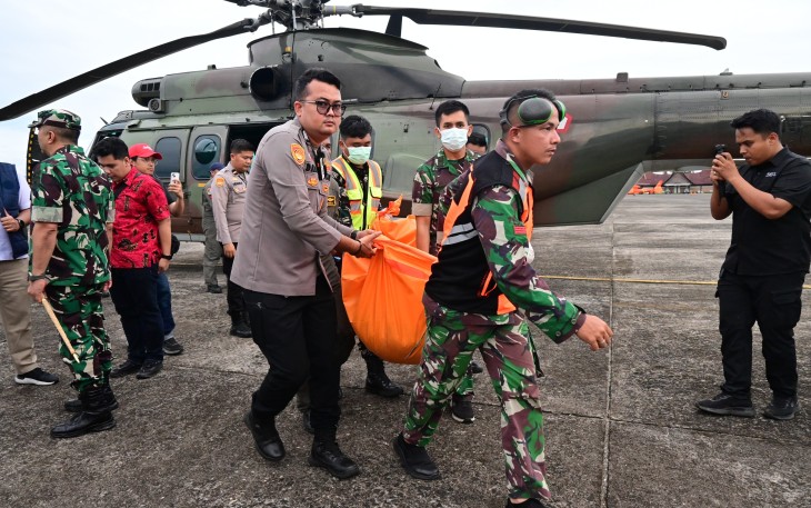 Helikopter Caracal TNI AU tidak hanya dimanfaatkan untuk peninjauan udara, tetapi juga membawa logistik darurat yang sangat dibutuhkan warga.