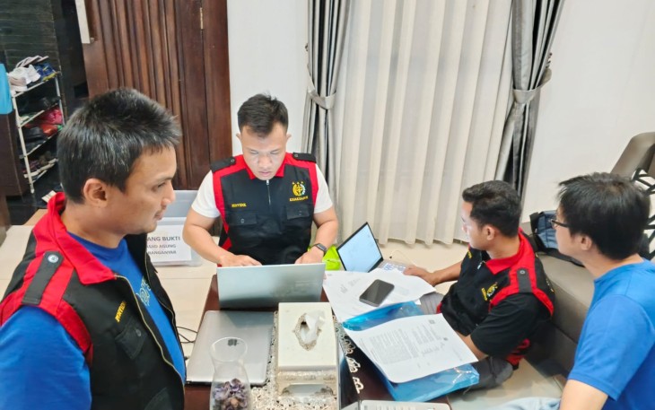 Tim penyidik Kejari Karanganyar menggeledah dua rumah di Kota Bandung terkait kasus dugaan korupsi proyek pembangunan Masjid Agung Madaniyah. (Foto  Istimewa)