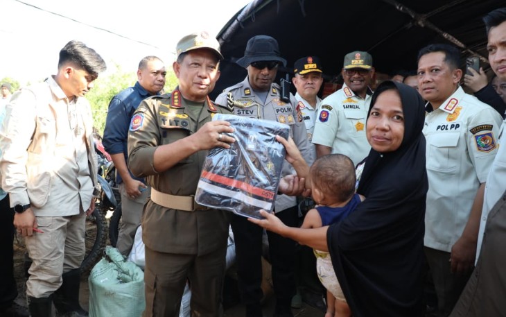 Mendagri saat turut menyalurkan bantuan kepada korban banjir di Aceh