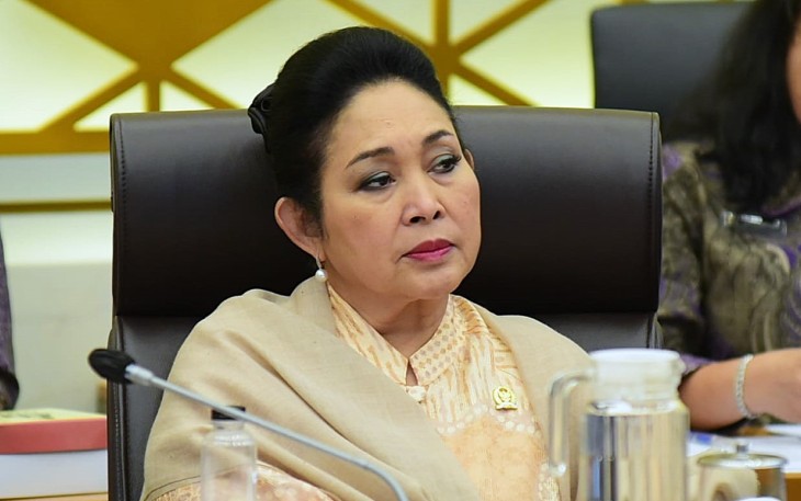 Titiek Soeharto, sapaan akrab Siti Hediati Soeharto saat Komisi IV DPR RI menerima audiensi Walhi yang digelar di Ruang Rapat Komisi IV, Gedung Nusantara DPR RI, Senayan, Jakarta, Rabu (1222025).