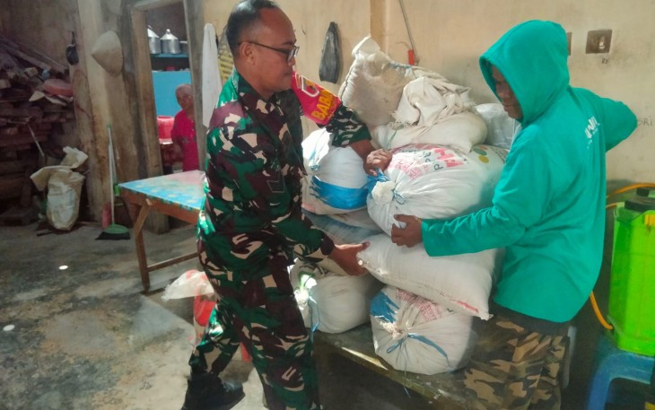 Babinsa Tlogowaru bersama mitra penggilingan padi pasca panen