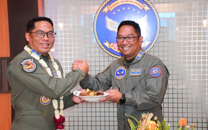 Tradisi Peluit penyambutan yang digelar di Gerbang Utama Mako Puspenerbal