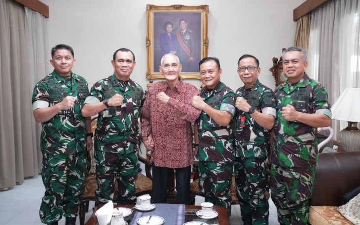 TNI saat Anjangsana ke Jenderal TNI (Purn) Try Sutrisno