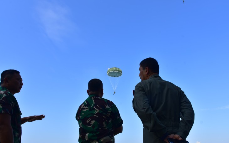 Dirops Puspenerbal, Kolonel Laut (P) Catur Sigit Sumarsono saat Saksikan Uji Fungsi Terjun Parasut Static Tahun 2025
