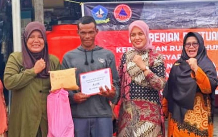 Wabup Deby saat Serahkan Bantuan Rp49 Juta ke Korban Bencana Rumah Roboh di Desa Pengudang