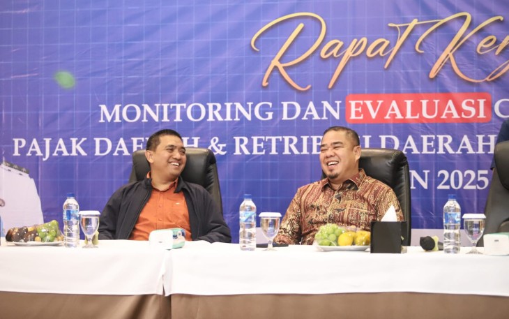 Wakil Bupati Batu Bara, Syafrizal, S.E., M.AP, saat memimpin Rapat Monitoring dan Evaluasi Capaian Target Pajak dan Retribusi Daerah Kabupaten Batu Bara di Niagara Hotel, Simalungun, Kamis (20/11/2025).