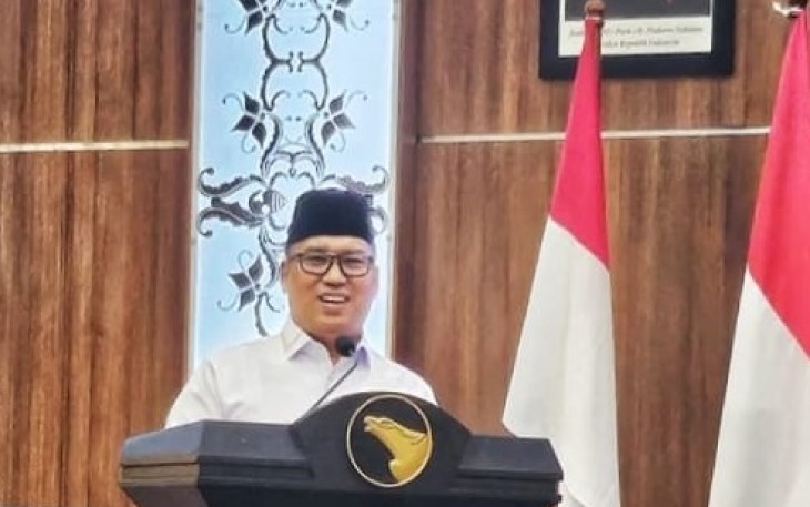 Wakil Gubernur Kepri Nyanyang Haris Pratamura saat membuka Rapat Koordinasi dan Sinergi Penanganan Permasalahan Perumahan Perkotaan Provinsi Kepulauan Riau, Sumatera Barat dan Riau bertempat di Ruang Balairung Sari BP Batam, Kamis (24/7/2025).