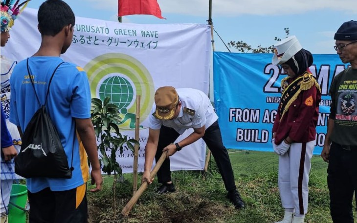 Wakil Bupati Karanganyar Adhe Eliana ikut menanam pohon dalam aksi peduli lingkungan memperingati Hari Bumi Sedunia di Segoro Gunung, Ngargoyoso, Rabu (3042025).
